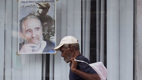 Kubietis eina pro Fidelio Castro, švenčiančio 87-eptintąjį gimtadienį, plakatą.