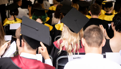 Europos humanitarinio universiteto diplomų įteikimo ceremonija