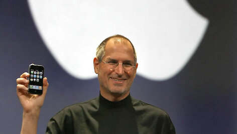 2007-ųjų sausio 9-oji. Pristatydamas pirmosios kartos &bdquo;iPhone&ldquo;, S.Jobsas parei&scaron;kė, kad tai yra diena, kai &bdquo;Apple&ldquo; naujai i&scaron;randa telefoną. Tuomet juo patikėjo ne visi.