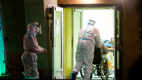 COVID-19 pacientai atvežami į Vilniaus miesto klinikinę ligoninę