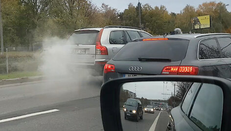 Dūmus skleidžiantis automobilis