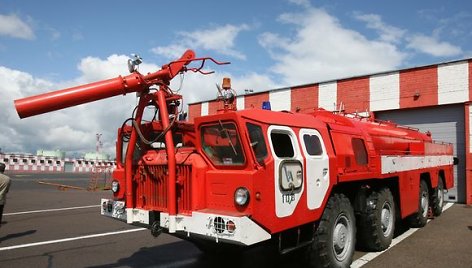 Ketvirtadienį Vilniaus tarptautiniame oro uoste į dangų kilo juodi dūmai – mokomųjų gelbėjimo pratybų metu priešgaisrinė tarnyba imitavo avariją patyrusio krovininio orlaivio gelbėjimo operaciją.