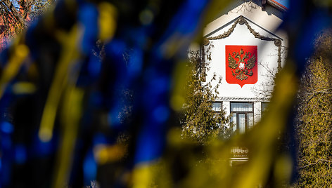 Prokuratūra nutraukė tyrimą dėl per karo Ukrainoje metines išpaišytos Rusijos ambasados