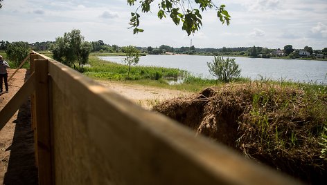 Pilaitės mikrorajone išdygusi tvora užblokavo priėjimą prie ežero