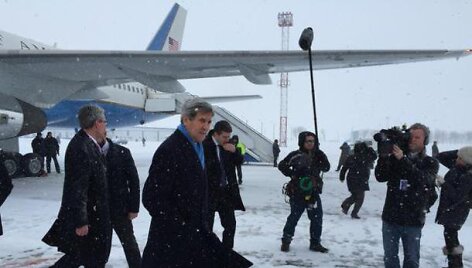Johnas Kerry jau atvyko į Kijevą.