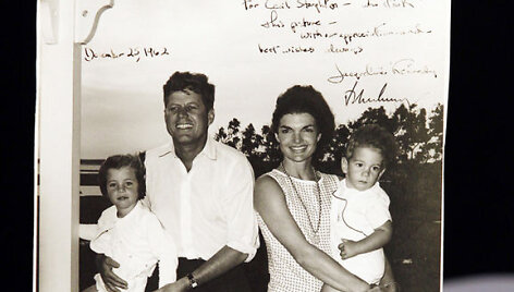 J. F. Kennedy su žmona Jacqueline ir vaikais Caroline bei Johnu jaunesniuoju. 
