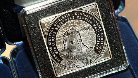 100 litų moneta skirta pirmojo LDK žemėlapio i&scaron;leidimo 400 metų sukakčiai.