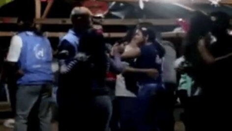 JT pasiuntinių &scaron;okiai Kolumbijoje su FARC narėmis