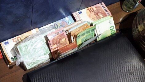 Kratų metu pas įtariamuosius rastus didelės pinigų sumos