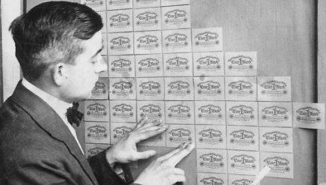 Veimaro respublikoje banknotai buvo tokie nevertingi, kad naudoti tiesiog kaip sienų dekoracijos