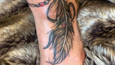 Natalijos Bunkės tatuiruotė ant kojos