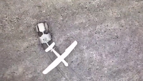 Pasitelkę robotą ukrainiečiai pričiupo rusų šnipinėjimo droną.