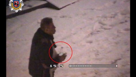 Su buteliu i&scaron; naktinio klubo i&scaron;ėjęs vyras i&scaron;kart sėdo vairuoti