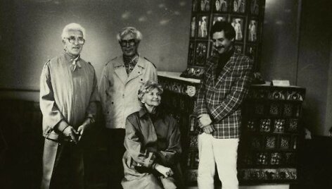 Prof. Marija Gimbutienė, habil. dr. Vytautas Urbanavičius, habil. dr. Adolfas Tautavičius, prof. habil. dr. Albinas Kuncevičius prie Valdovų rūmų krosnies maketo. Fotografas A. Tarvydas. 1993 m. I&scaron; asmeninio A. Tarvydo archyvo.