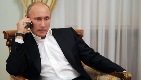 Vladimiras Putinas kalba mobiliuoju telefonu.