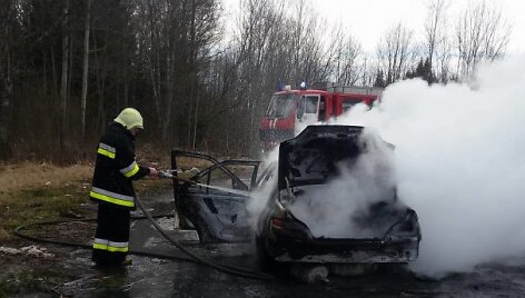 Sudegė lengvasis automobilis