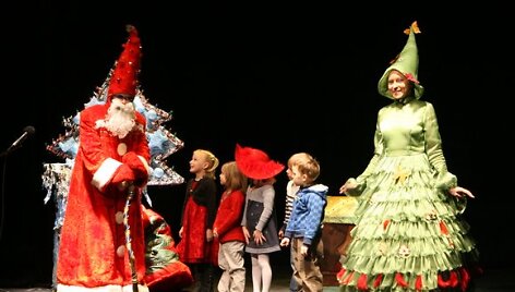 Sekmadienį Vilniuje, &bdquo;Raganiukės&ldquo; teatre, įgyvendindami idėją &bdquo;vaikai &ndash; vaikams&ldquo; ir prisidėdami prie &bdquo;I&scaron;sipildymo akcijos&ldquo; kalėdiniame spektaklyje vaidino žinomų tėvų - Leonardo Pobedonoscevo, Mariaus Jampolskio, Jokūbo Bareikio Žygio Stakėno ir dainininkės Agnie&scaron;kos vaikai.