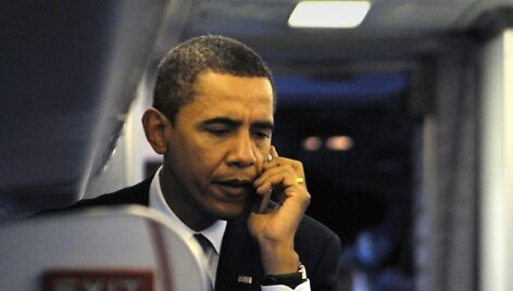JAV prezidentas Barackas Obama kalba mobiliuoju telefonu