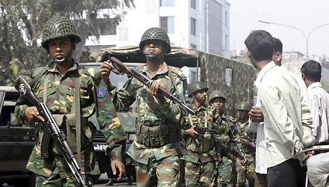 Kariuomenė žygiuoja Banglade&scaron;o &scaron;aulių būstinės link.