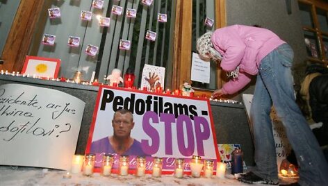 Po praėjusių metų spalio pradžioje kilusio pedofilijos skandalo kiek aprimusią visuomenę vėl įaudrino žinios, jog verslininkui A.Ūsui buvo panaikinti įtarimai D.Kedžio dukters seksualiniu prievartavimu.