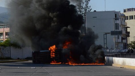 Per demonstraciją padegtas automobilis prie Gerero valstijos policijos pastato