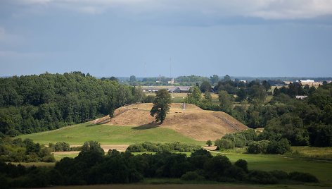 Imbarės piliakalnis nuo Kalnalio apžvalgos bokšto