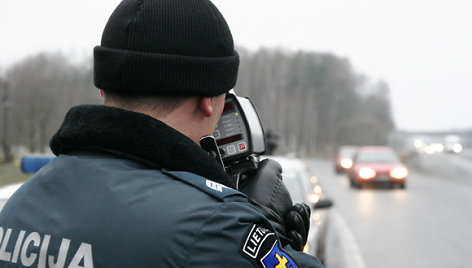 Automobilių greitį Kaune policininkai matuoja „senoviškai“.