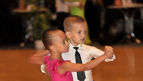 Jaunieji sportinių &scaron;okių klubo &bdquo;DaVi&ldquo; &scaron;okėjai.