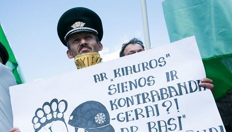 Pareigūnų protestas prie prezidentūros