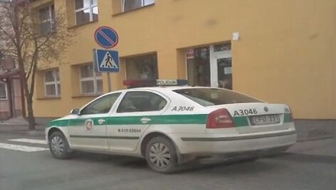 Policijos automobilis, pastatytas draudžiamoje vietoje