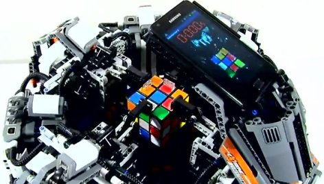 Rubiko kubą per rekordiškai trumpą laiką išsprendęs robotas „CubeStormer II“