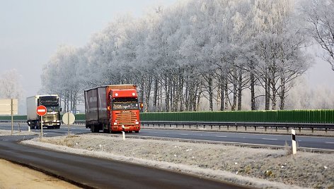 Rudenį eismo sąlygos keičiasi kelis kartus per dieną: kokį važiavimo režimą rinktis?