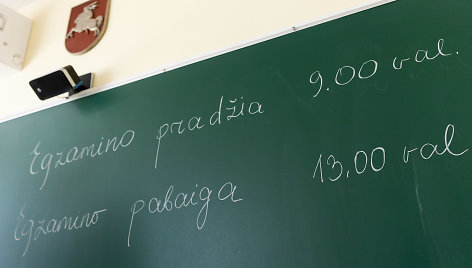 Lietuvoje laikomas Lietuvių kalbos ir literatūros brandos egzaminas
