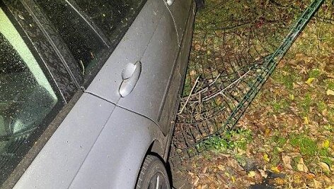 Jonavoje BMW i&scaron;vertė tvorą