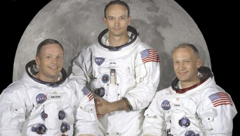 Legendinė Apollo 11 įgula: astronautai Neilas Armstrongas (kairėje), Edwinas Buzzas Aldrinas (de&scaron;inėje), Michaelas Collinsas.