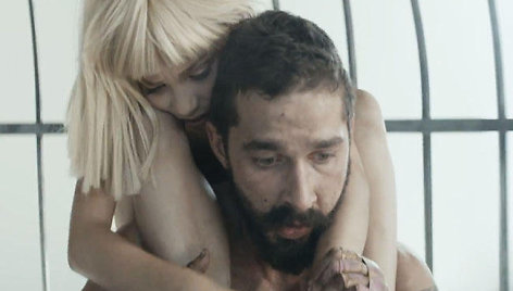 Shia LaBeoufas ir Maddie Ziegler Sios vaizdo klipe „Elastic Heart“