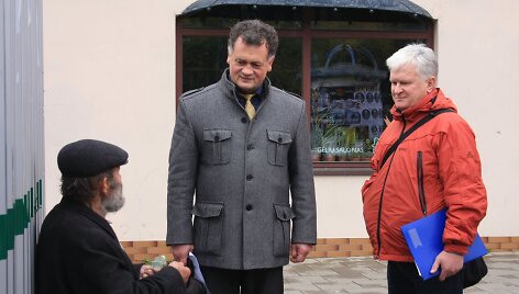 Prie Senojo turgaus sėdėjęs vyras valdininkams ai&scaron;kino visai neelgetaujantis, o tik skaičiuojantis savo pinigus. 