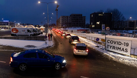 Automobilių eilės prie Covid mobilaus patikros punkto Vilniuje