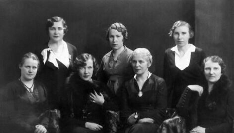 Lietuvos moterų tarybos valdyba. Pirmoje eilėje i&scaron; kairės: E. Gimbutienė, J. Tūbelienė, O. Ma&scaron;iotienė, B. Birži&scaron;kienė. Antroje eilėje i&scaron; kairės: V. Račkauskienė, J. Sutkuvienė, Gužytė.