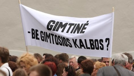 Lenkai jau yra protestavę prie Švietimo ir mokslo ministerijos.