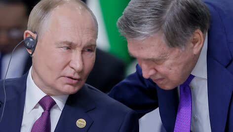 Vladimiras Putinas ir Jurijus U&scaron;akovas / REUTERS