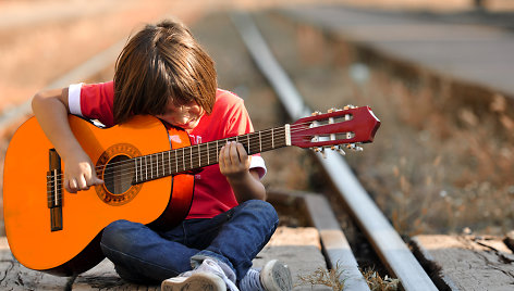 Berniukas, grojantis gitara