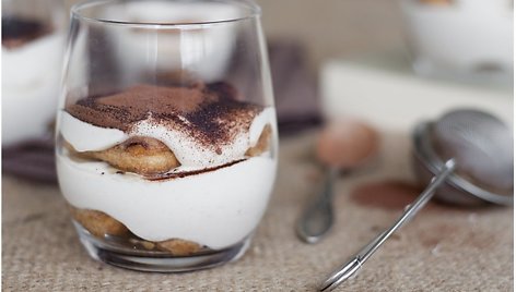 Bananinis tiramisu desertas