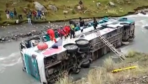 Peru autobusui įkritus į upę žuvo bent 23 žmonės