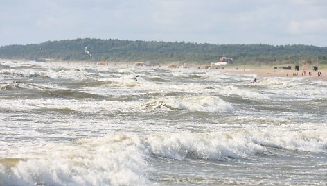 Baltijos jūra šią savaitę itin banguota, poilsiautojai įspėjami apie pavojų. 