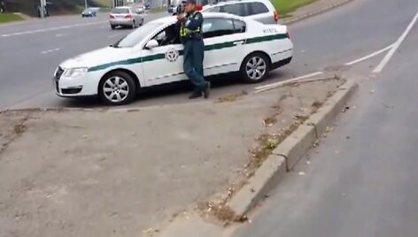 Kauno policija užtvėrė kelią motinai su vaiku vežimėlyje.