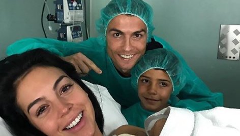 Cristiano Ronaldo su sūnumi Cristiano, Georgina Rodriguez su dukra