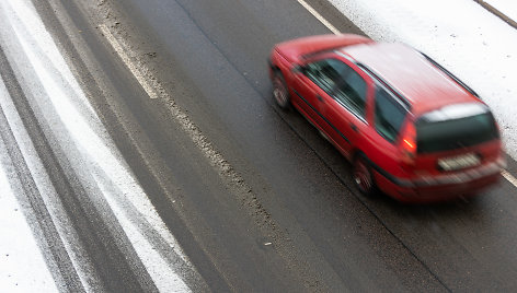 Sniegas sunkina eismo sąlygas Vilniuje