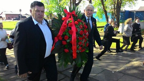 Eugenijus Kriaučiūnas ir Petras Rakauskas atne&scaron;ė vainiką, papuo&scaron;tą raudonu kaspinu su užra&scaron;u: &bdquo;Žuvusiems už Tėvynę ir Staliną&ldquo;.