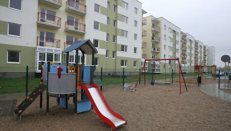 Vilniaus miesto savivaldybė baigia i&scaron;dalinti visus savo turimus socialinius butus: pirmadienio popietę butų raktai įteikti 5 socialiai remtinoms &scaron;eimoms ir vienai tremtinei.